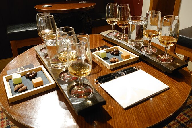 Afternoon Whisky Tasting in a Traditional Edinburgh Bar - Why the group limit of six improves the experience