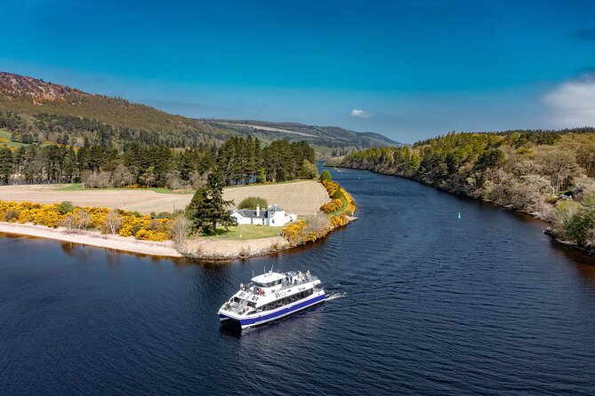 Caledonian Canal and Loch Ness Sightseeing Cruise - Urquhart Castle and its one-hour visit
