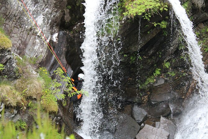 CANYONING in Laggan Canyon | Roybridge, Scotland - Entering the water with Bonnie, Jen, and a small group