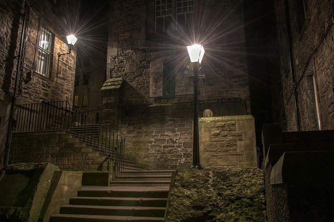 Edinburgh 2 Hour Nighttime Ghost Tour Italian Tour Guide - What the Strongest Parts Have in Common