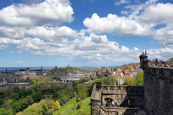 Edinburgh Castle Guided Walking Tour in English - The walk toward Edinburgh Castle