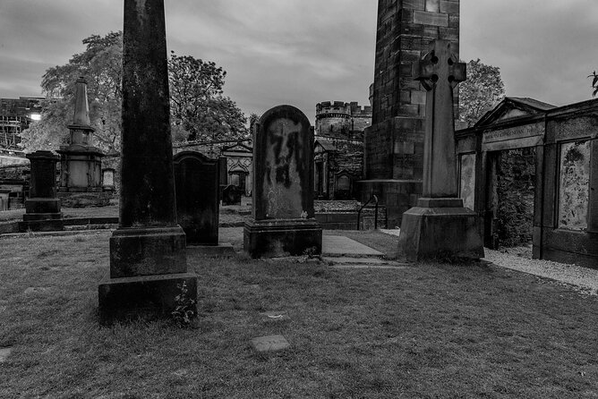 Edinburgh Ghost Tour: Mysteries, Legends and Murders - Edinburgh after dark, with the Royal Mile as your stage