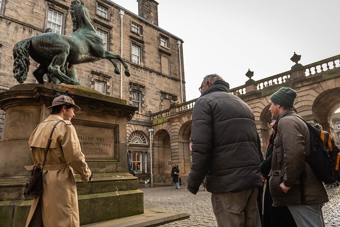 Edinburgh Historical Gems Tour with Whisky & Local Flavours - Crossing into Canongate