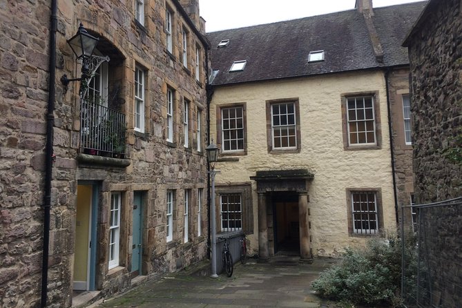 Edinburgh: History Lovers Old Town Walking Tour - The guide makes or breaks the experience