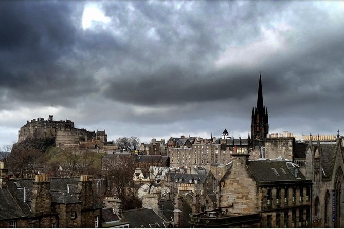 Edinburgh - Old Town Stories - The imposing building and a changing city