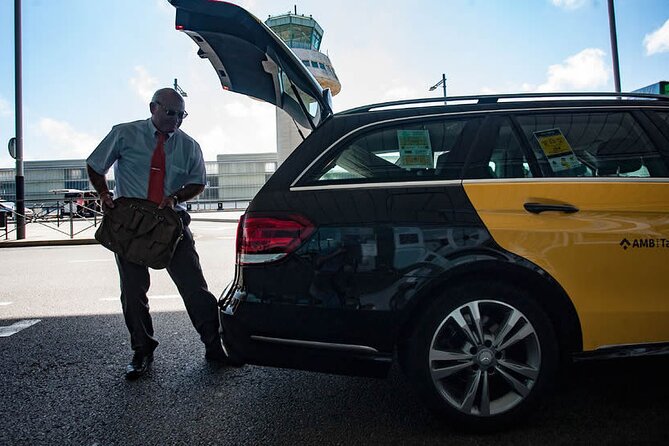 Edinburgh Private Transfer from Edinburgh city centre to Edinburgh Airport - Handling luggage without a bus or tram