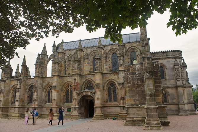 Edinburgh: Rosslyn Chapel, the Borders & Glenkinchie Distillery - What the guide adds between stops