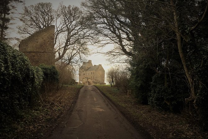 Edinburgh: The Outlander, Palaces & Jacobites Tour - Doune Castle and the road past Stirling