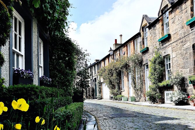 Enchanting Edinburgh: Half-Day Walking Tour with Local Guide - St. Andrew Square shows New Town elegance