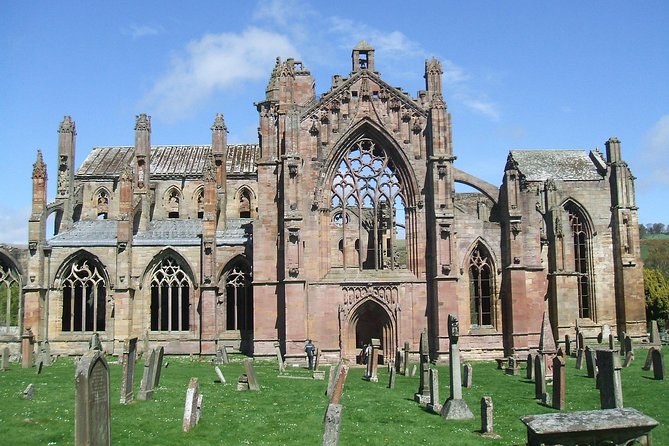 From Edinburgh: 1-day Outlander Tour - attractions included - Melrose Abbey and the Scottish Borders