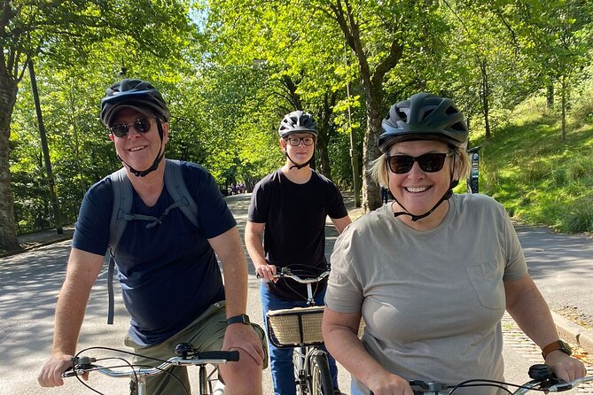 Glasgow Highlights Bike or Ebike Tour - A hill to Glasgow University and its famous cloisters