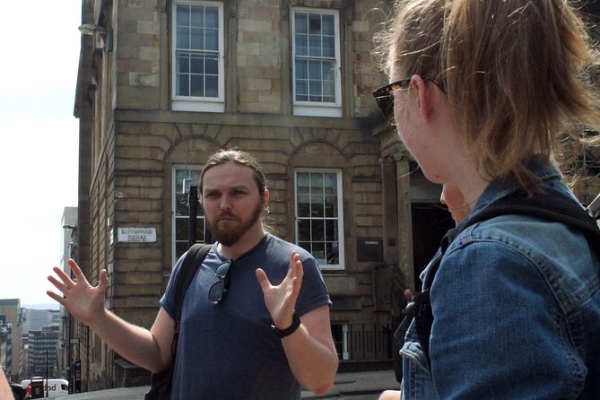 Glasgow: Pubs & History Walking Tour with Beer Tasting - George Square gives the tour its quick city orientation