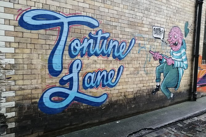 Glasgow Street Art Daily Walking Tour: 2pm - Falling lovers by The Rebel Bear