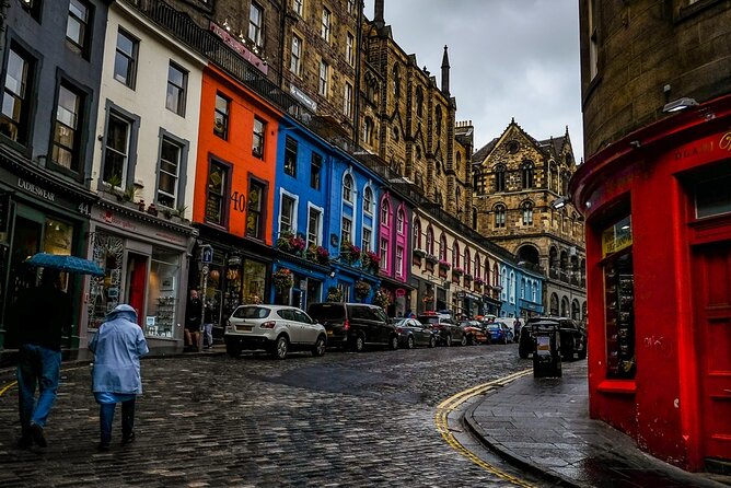 Guided 60-Minute Photography and sightseeing Tour in Edinburgh - Edinburgh Castle, framing a strong opening shot