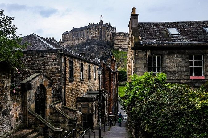 Guided 60-Minute Photography and sightseeing Tour in Edinburgh - Greyfriars Bobby, a story behind the picture