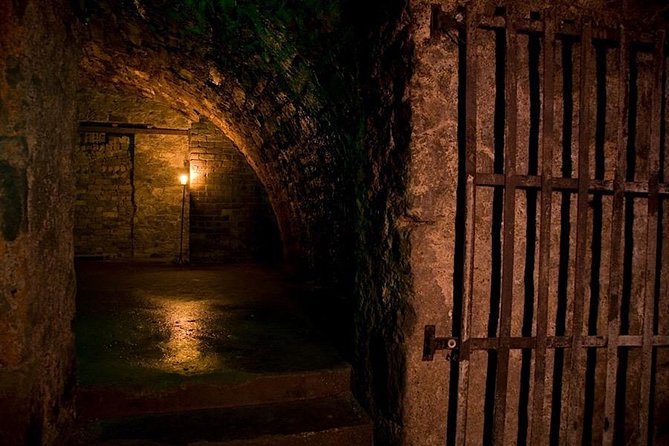 Haunted Vaults Walking Tour in Edinburgh - Walking from 300 Lawnmarket to the vault entrance