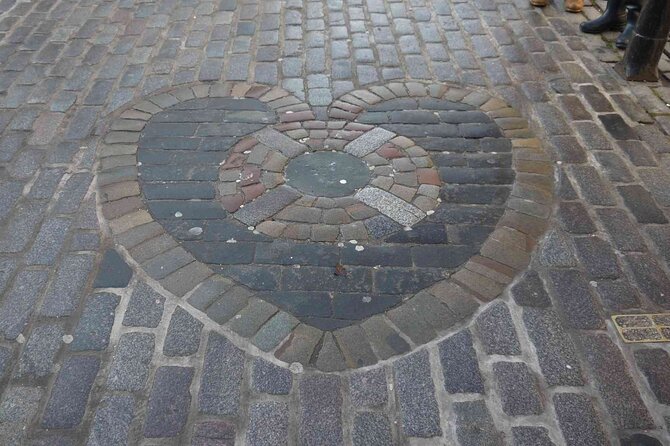 Highlights from the Royal Mile: A Self-Guided Audio Tour - Mercat Cross and Tron Kirk: stories with a grim edge