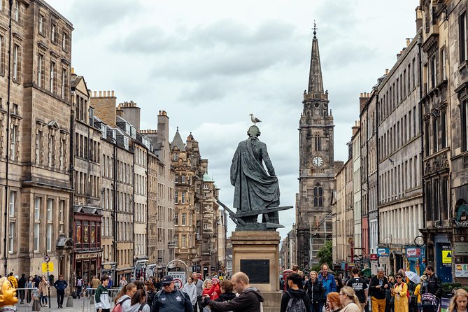 Highlights & Hidden Gems With Locals: Best of Edinburgh Private Tour - A smart first look at Edinburgh’s Old Town