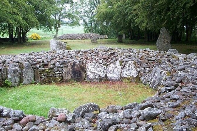 Loch Ness , Outlander , Inverness Castle , Clava and Culloden - Clava Cairns and the stones behind Outlander