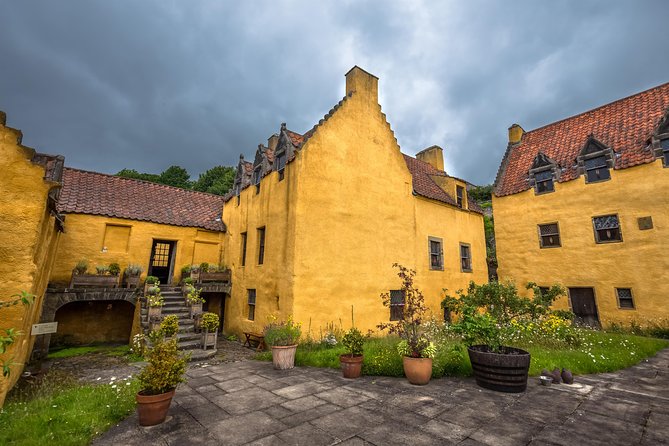 Outlander Film Locations Day Trip from Edinburgh - Transport, group size, and the long-day reality