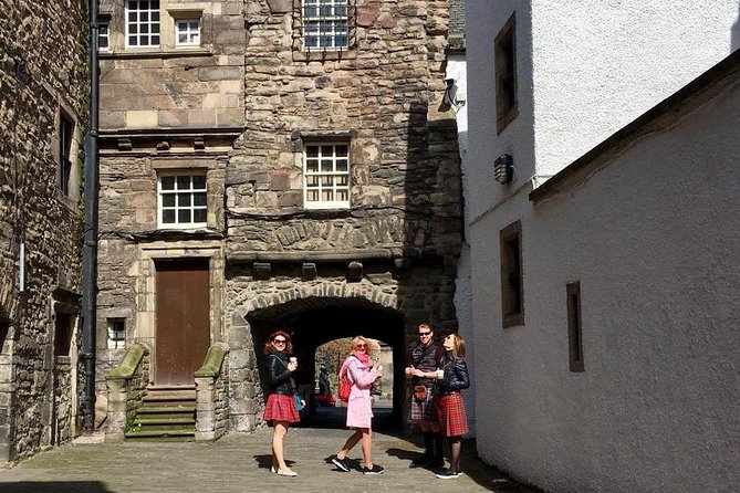 Outlander Walking Tour of Edinburgh's Old Town - Canongate Kirk and the novel connection