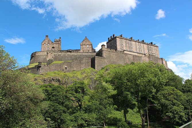 Private 4h Walking Tour in Edinburgh with Edinburgh Castle Tour - Holyroodhouse and Scotland’s political story