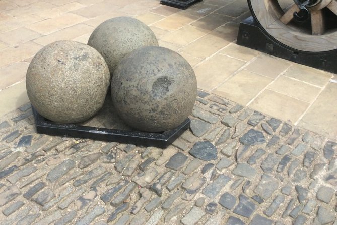 Private Edinburgh Castle Tour - Mons Meg, the giant cannon