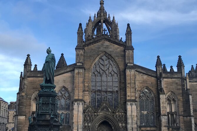 Private Edinburgh City 4-Hour Guided Tour in a black cab LEVC TX - Calton Hill and the best wide view