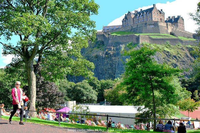 Private Full-Day Walking Tour in Edinburgh with Edinburgh Castle - New Town, Princes Street Gardens, and Heriot Row