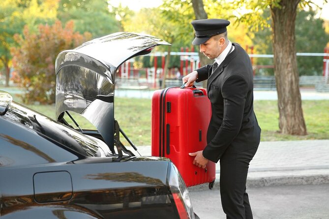 Private One way Transfer Edinburgh Airport to Edinburgh - Finding the driver at the airport