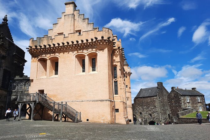 Private Stirling Day Guided Tour in the Premier Classic LEVC TXE - The Wallace Monument: a short stop with a big view