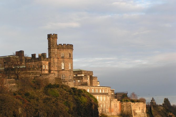 Public guided tour of Edinburgh at a minimum price - in French - Why the Old Town to New Town route works