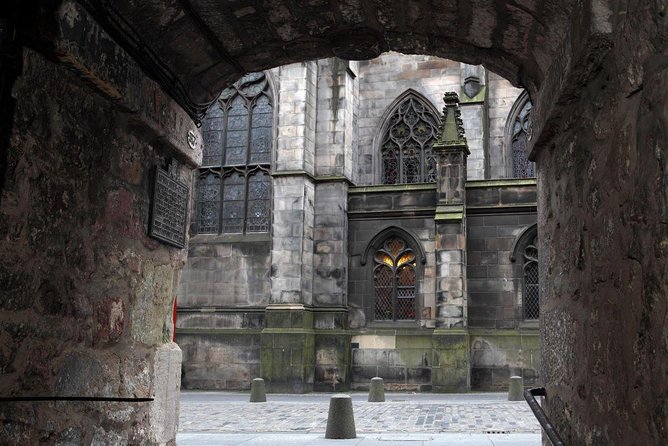 Royal Mile and Edinburgh Castle - Small Group Walking Tour - Group size, guides, and listening clearly