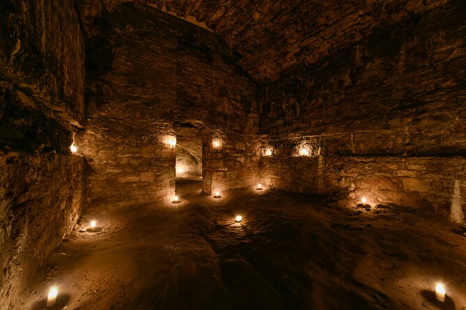 Small Group Ghost Tour incl. Underground Vaults & free drink in Megget's Cellar - Starting at Mercat Cross with Edinburgh’s mob