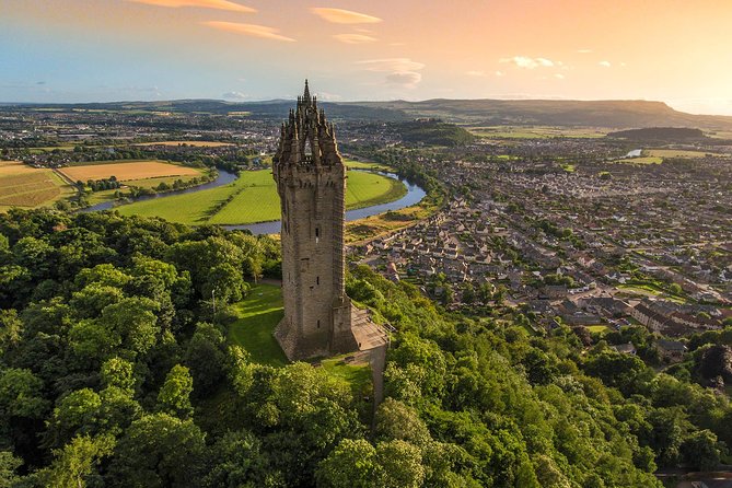 Stirling, Highlands & Distillery in Spanish - Dunkeld offers a short town walk