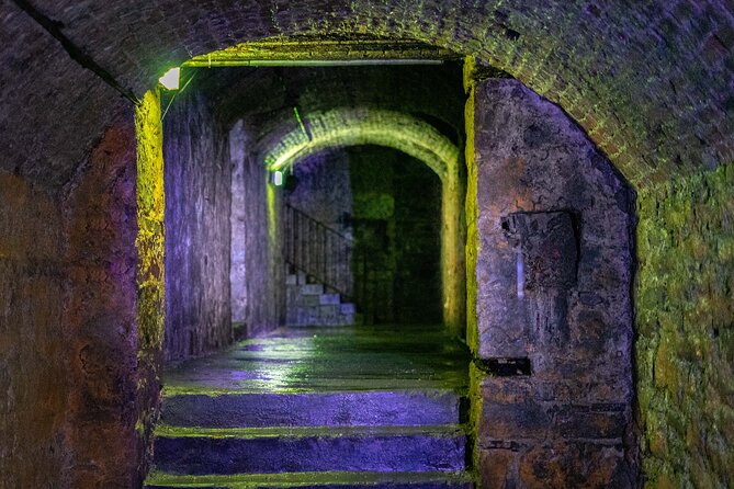 Underground Vaults Walking Tour in Edinburgh Old Town - Guides who make the hour work