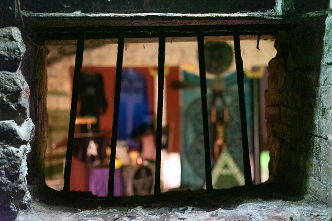 Underground Vaults Walking Tour in Edinburgh Old Town - Entering the dark, chilly chambers